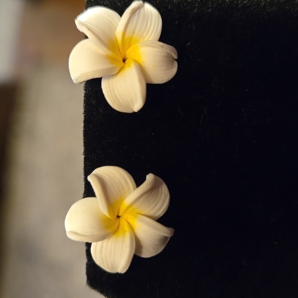 Vintage Hauoli Creations White and Yellow Plumeria Earrings 1/2" Diameter